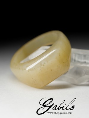 Ring of solid honey jade