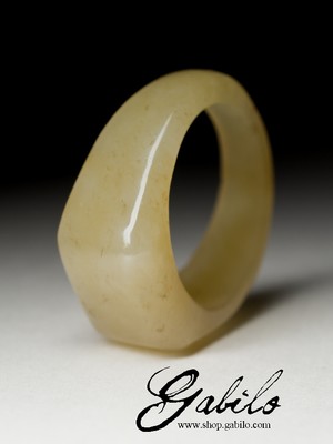 Ring of solid honey jade