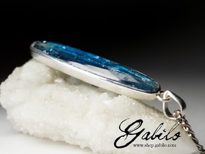 Silver pendant with kyanite