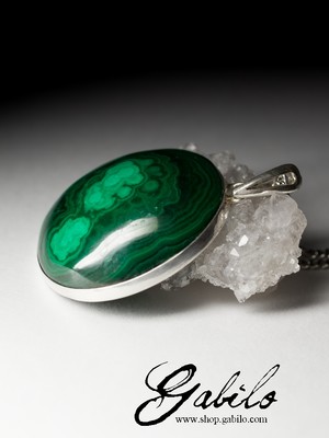 Silver pendant with malachite