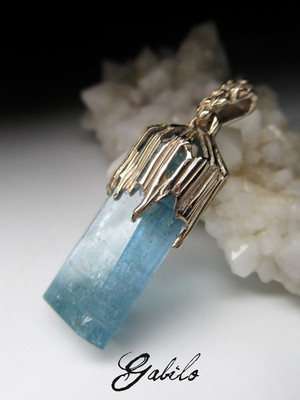 Aquamarine crystal gold pendant