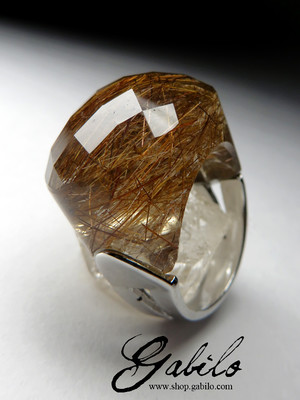 Ring with a quartz hairy