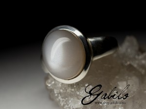 Moonstone ring with chatoyant effect