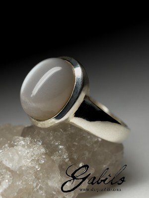 Moonstone ring with chatoyant effect