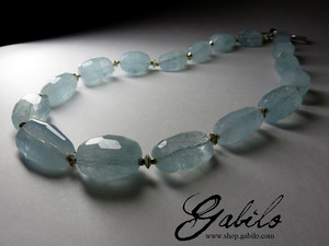 Beads made of aquamarine