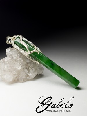 Silver pendant with apple jade