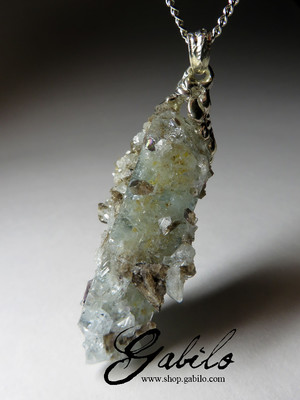 Pendant with a crystal of blue topaz