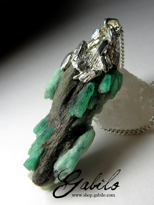 Pendant with crystals of emerald on rock