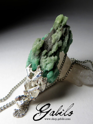 Pendant with crystals of emerald on rock