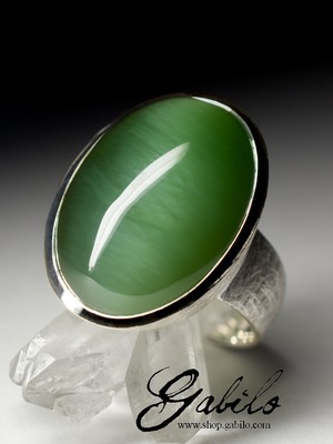 Ring with jade cat's eye