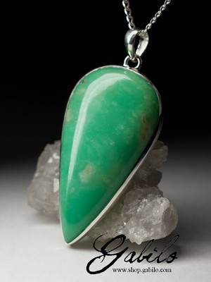 Silver pendant with chrysoprase