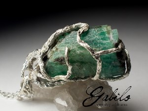 Silver pendant with emerald