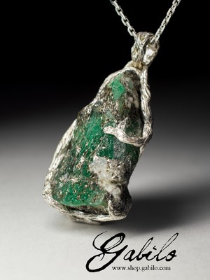 Silver pendant with emerald