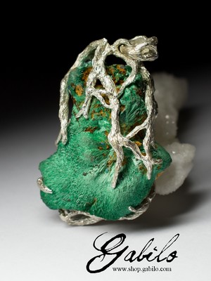 Silver pendant with plush malachite