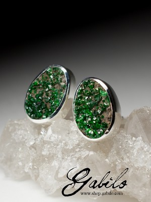 Silver earrings with uvarovite
