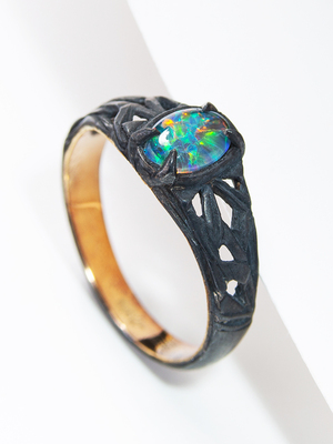 Ring with triplet opal