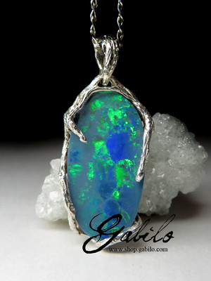 Suspension with doublet opal