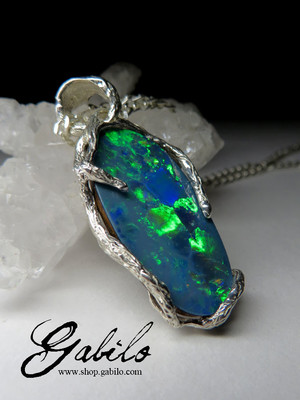 Suspension with doublet opal