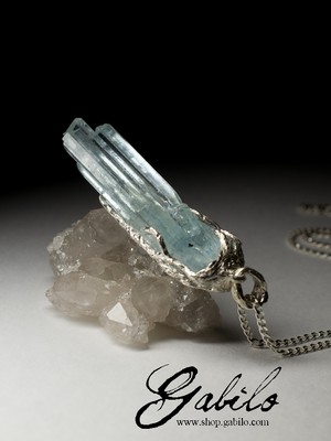 Silver pendant with aquamarine