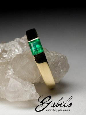 Gold ring with emerald