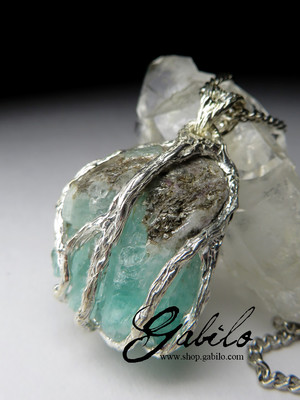 Pendant with green beryl in silver