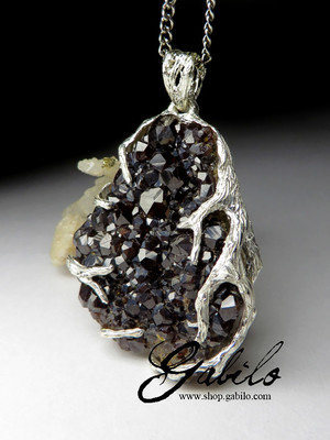 Silver pendant with grenade andradite