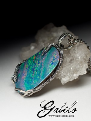 Silver pendant with doublet opal