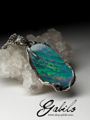 Silver pendant with doublet opal