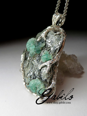 Men's green beryl on the breed necklace with gem report MSU