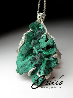 Certified pendant with malachite collection