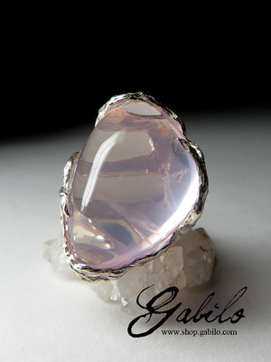 Ring with pink quartz in silver
