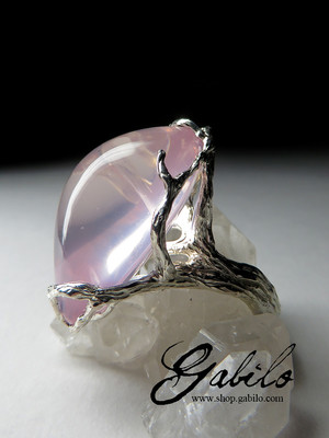 Ring with pink quartz in silver