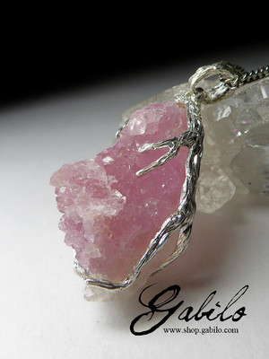 Gold pendant with rose quartz crystal