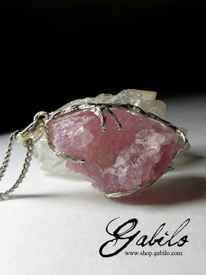 Gold pendant with rose quartz crystal