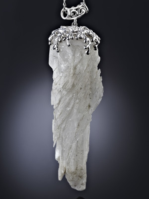 Pendant with milk quartz in silver