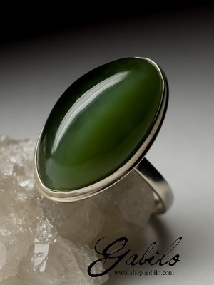 Silver ring with jade 