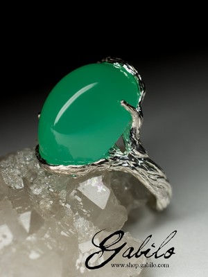 White gold ring with chrysoprase