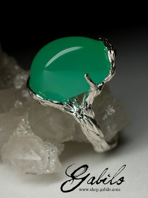 White gold ring with chrysoprase