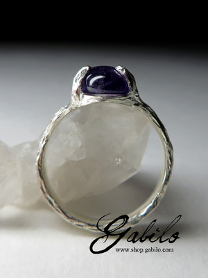 Ring with cabochon amethyst in silver