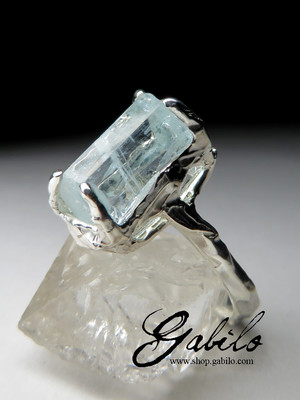 Ring with a crystal of aquamarine in silver