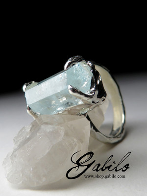 Ring with a crystal of aquamarine in silver