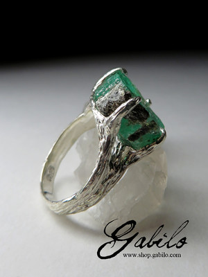 Ring with green beryl emerald