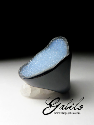 One-piece agate ring with quartz