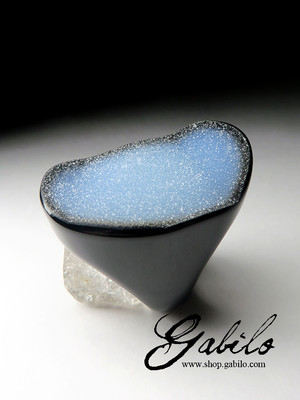 One-piece agate ring with quartz