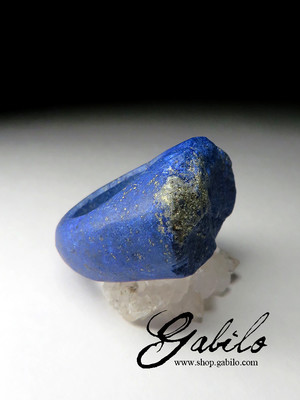 One-piece lapis lazuli ring