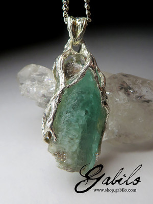 Silver pendant with green beryl
