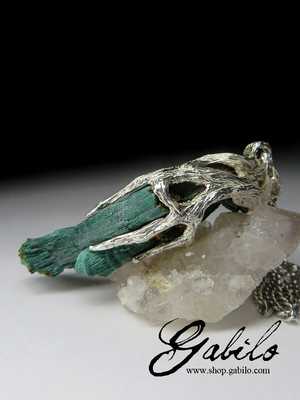 Silver pendant with malachite