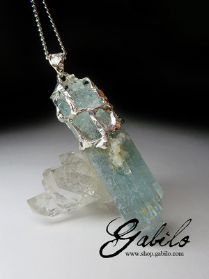 Silver pendant with aquamarine crystal
