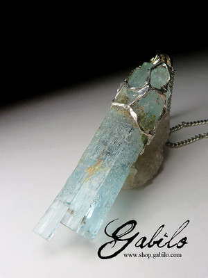 Silver pendant with aquamarine crystal