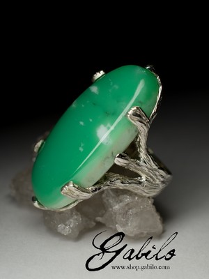 Large ring with chrysoprase